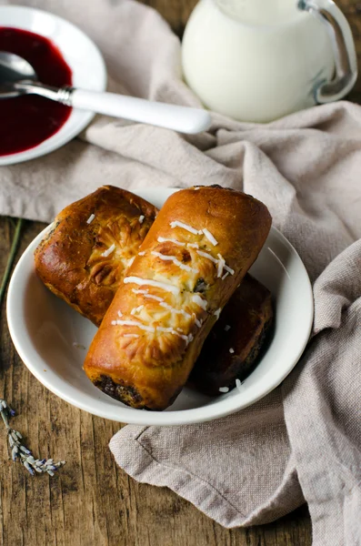 Rolos de cozinha caseira com queijo — Fotografia de Stock