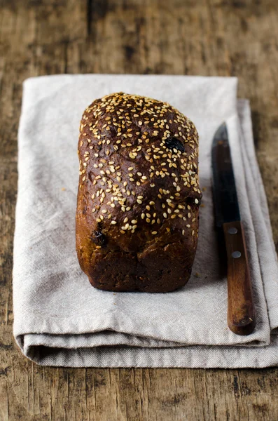 Roggenbrot mit Nüssen und Rosinen — Stockfoto