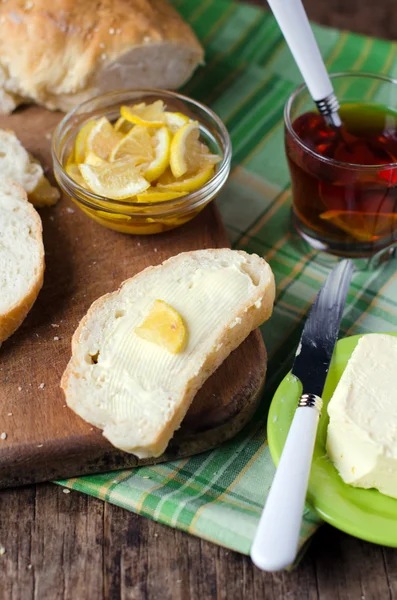 Хлеб и масло на завтрак — стоковое фото
