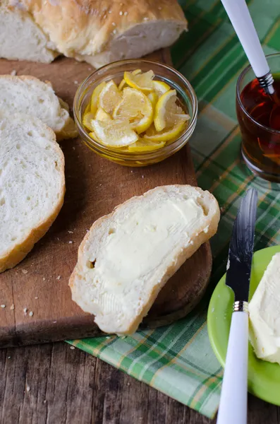 Bröd och smör till frukost — Stockfoto