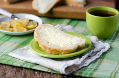 Kahvaltıda ekmek ve tereyağı
