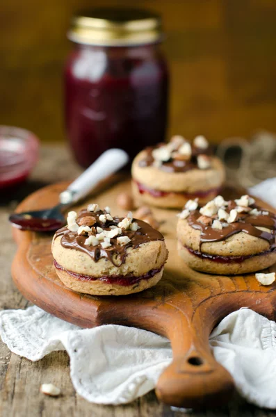 Galletas de nuez con mermelada — Foto de Stock