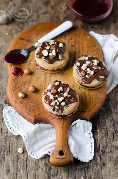Nut cookies with jam — Stock Photo, Image