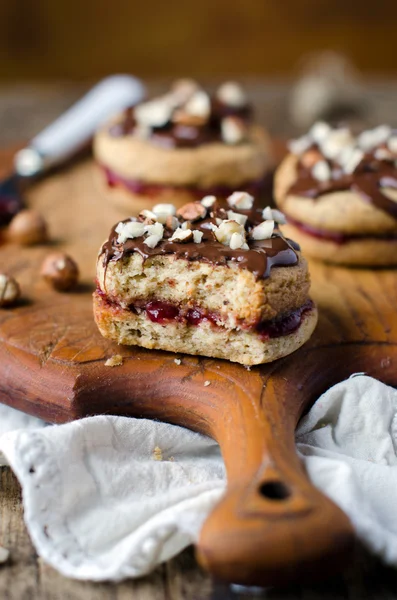 Galletas de nuez con mermelada — Foto de Stock