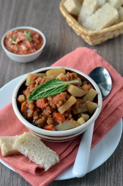 Mercimek ve sebze güveç