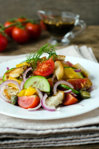 Salad with vegetables and croutons — Stock Photo, Image