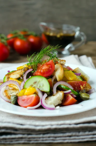 Salade aux légumes et croûtons — Photo