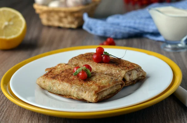 Pannkakor med fyllning och bär — Stockfoto