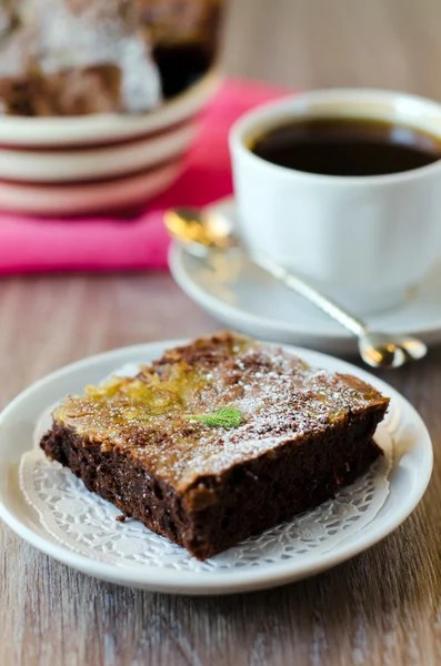 Torta al cioccolato con crema di limone — Foto Stock