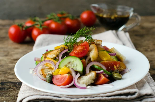 Salad with vegetables and croutons — Stock Photo, Image