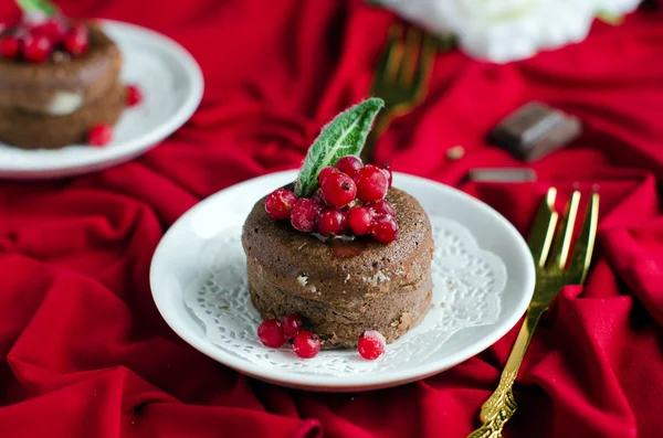 Chokladkaka med ett bär — Stockfoto