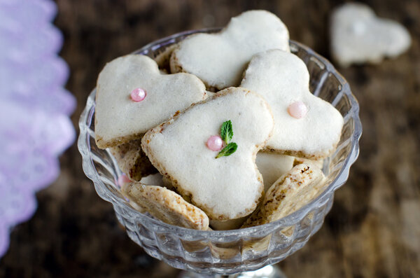 Короткие пути в виде сердец в вазе
