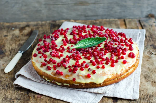 Brioche with custard and currants — Stock Photo, Image