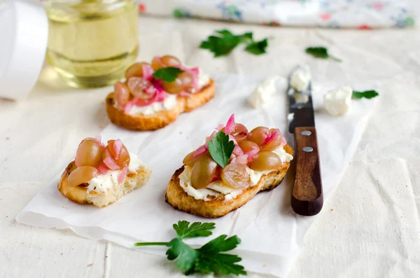 Pequeñas costras con queso feta y uva — Foto de Stock