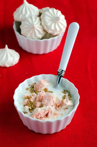 Hjemmelaget yoghurt med meringue og mueslis – stockfoto