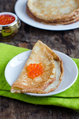 Kırmızı havyarlı gözleme.