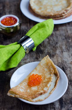 Kırmızı havyarlı gözleme.