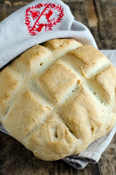 Roti bulat, buatan sendiri di atas meja kayu — Stok Foto