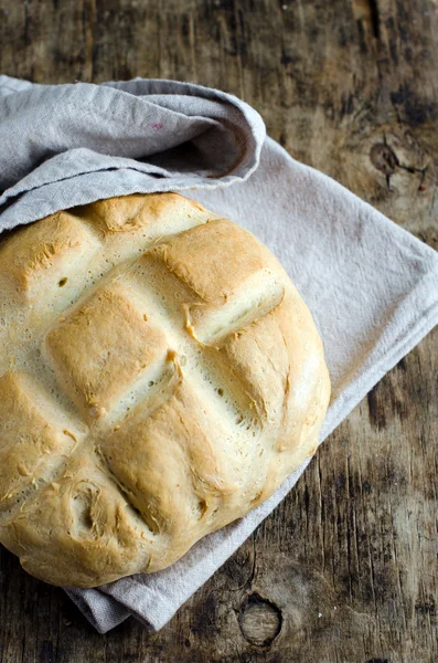 Runda bröd, hemlagad på tabellen trä — Stockfoto