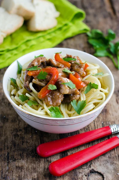 Espaguete com carne em estilo chinês — Fotografia de Stock