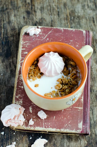 Yoghurt och müsli med maräng på frukost — Stockfoto