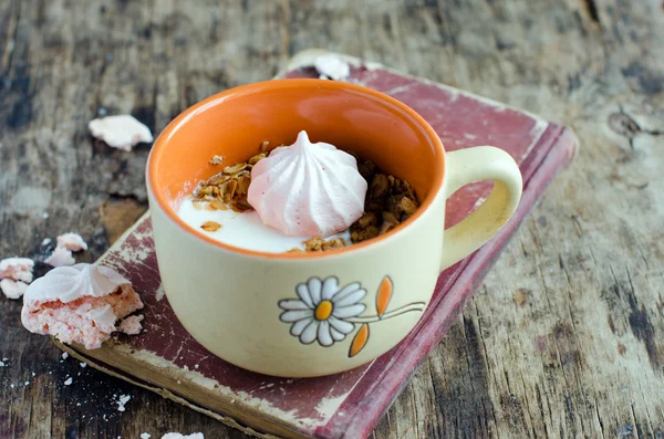 Joghurt und Müsli mit Baiser zum Frühstück — Stockfoto