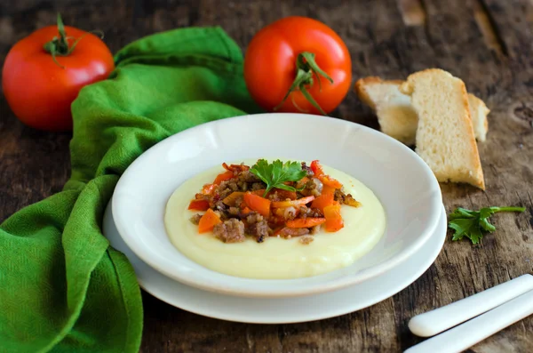 Mashed potatoes with meat sauce — Stock Photo, Image