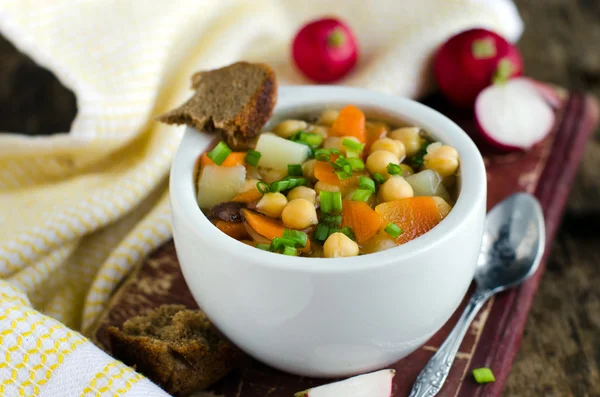 Zupa z ciecierzycy i warzyw — Zdjęcie stockowe