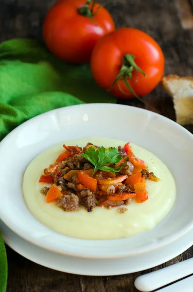 Puré de patatas con salsa de carne —  Fotos de Stock