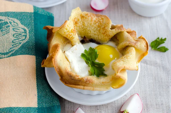 Pfannkuchen mit Ei gebacken — Stockfoto