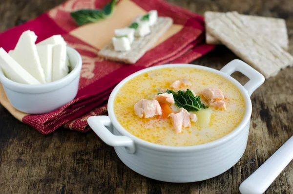 Käsesuppe mit Gemüse und Lachs — Stockfoto