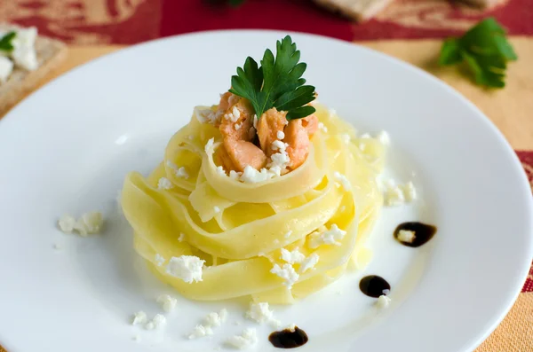 Fettuccini with salmon and cheese — Stock Photo, Image