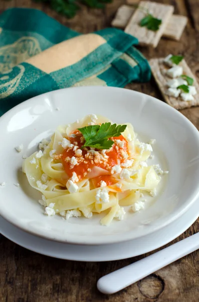 Fettuccine with sauce, baked pepper and cheese — Stock Photo, Image