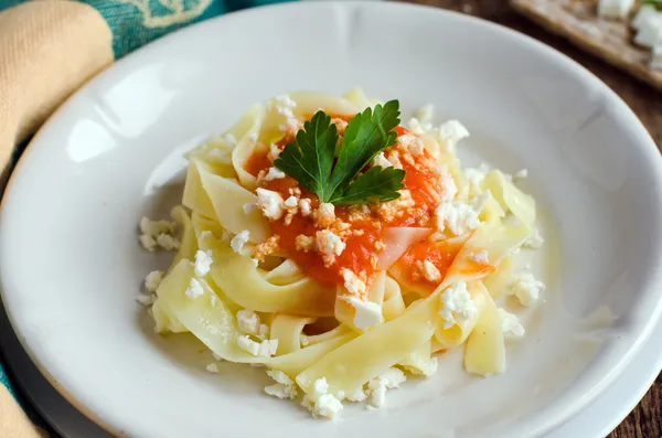 Fettuccine with sauce, baked pepper and cheese — Stock Photo, Image