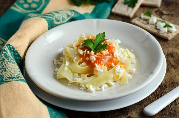 Fettuccine with sauce, baked pepper and cheese — Stock Photo, Image