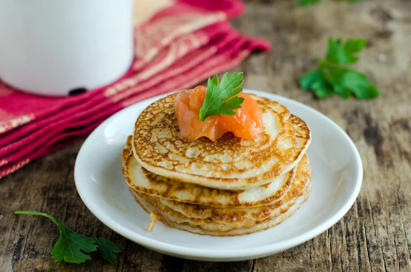 Pancakes with salted salmon — Stock Photo, Image