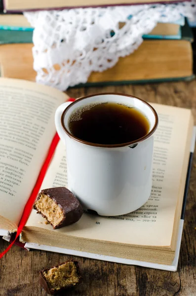 Książka z filiżanką herbaty — Zdjęcie stockowe