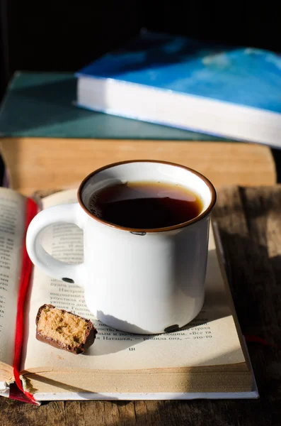 Een boek met een kopje thee — Stockfoto