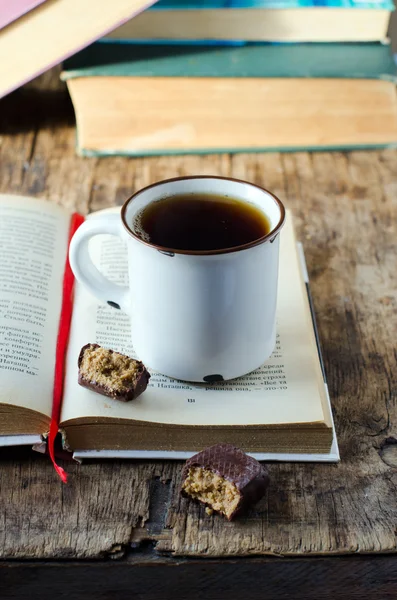 Книга с чашкой чая — стоковое фото