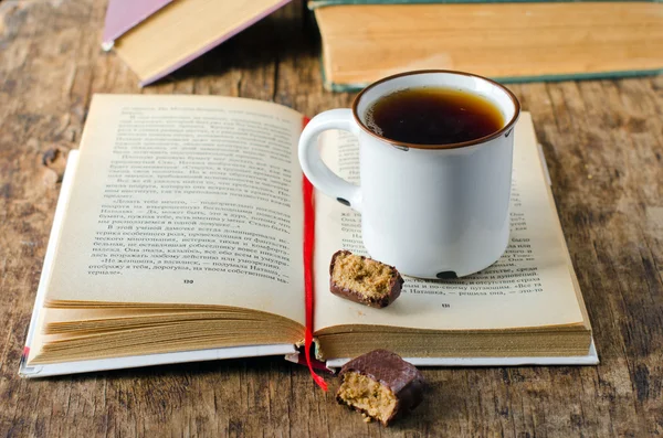 Книга с чашкой чая — стоковое фото