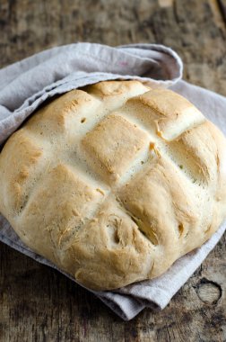 ev yapımı ahşap masanın üzerine yuvarlak ekmek