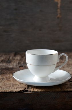 ahşap bir masa üzerinde beyaz fincan