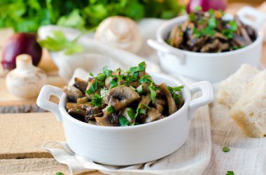 Kızarmış mantar ve soğan.