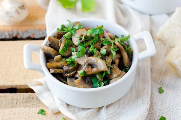 Gefrituurde champignons met ui — Stockfoto