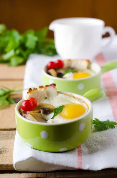 Ovos assados com cogumelos e queijo — Fotografia de Stock