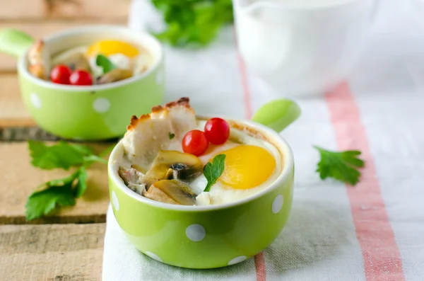 Uova cotte con funghi e formaggio — Foto Stock