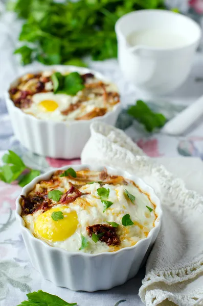 Eggs baked with cheese — Stock Photo, Image