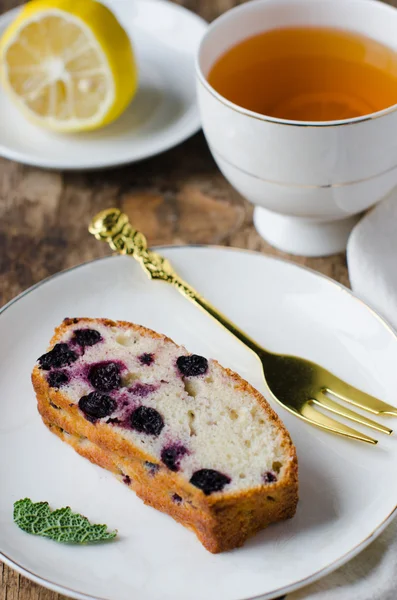 Torta alla panna acida con ribes nero — Foto Stock