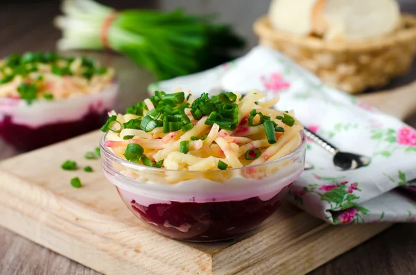 Salade met rode biet, mayonaise en kaas — Stockfoto