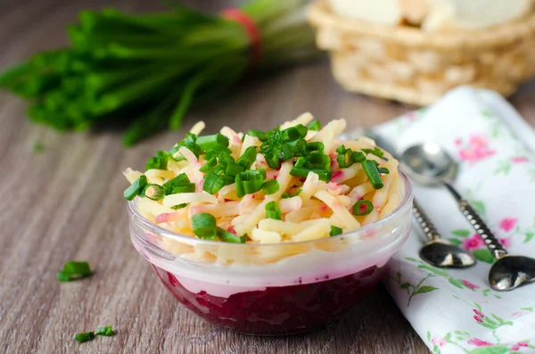 Pancar, mayonez ve peynir salatası — Stok fotoğraf